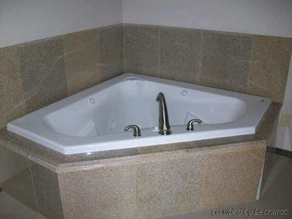 Economy Inn & Suites Ashtabula Room photo